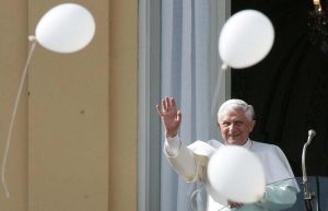 20050505 - CASTELAGANDOLFO (ROMA) -POL PAPA: A CASTELGANDOLFO DOVE PASSERO' L'ESTATE Papa Benedetto XVI si affaccia dal balcone di Castel Gandolfo.   'Sono venuto a prendere contatto con il palazzo apostolico di Castelgandolfo, dove a Dio piacendo, e' mia intenzione trascorrere i mesi dell'estate''. E' quanto ha detto Benedetto XVI affacciandosi al balcone della villa pontificia, accolto con molto calore e affetto da circa un migliaio di persone. ETTORE FERRARI/ANSA/PAT