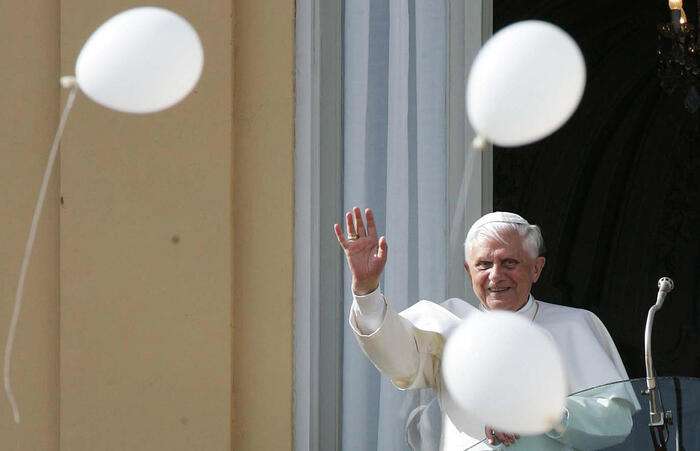 20050505 - CASTELAGANDOLFO (ROMA) -POL PAPA: A CASTELGANDOLFO DOVE PASSERO' L'ESTATE Papa Benedetto XVI si affaccia dal balcone di Castel Gandolfo.   'Sono venuto a prendere contatto con il palazzo apostolico di Castelgandolfo, dove a Dio piacendo, e' mia intenzione trascorrere i mesi dell'estate''. E' quanto ha detto Benedetto XVI affacciandosi al balcone della villa pontificia, accolto con molto calore e affetto da circa un migliaio di persone. ETTORE FERRARI/ANSA/PAT