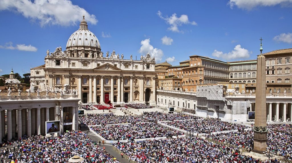 Panorama di Piazza san Pietro a Roma .